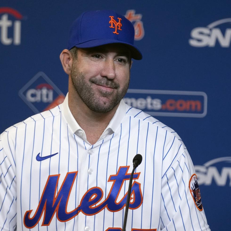 Justin Verlander sonríe durante su presentación como nuevo pitcher de los Mets de Nueva York, el martes 20 de diciembre de 2022 (AP foto/Seth Wenig)