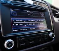Fabricantes como Tesla, Ford, BMW y Volkswagen utilizan unidades de radio interactivas que, en ocasiones, omiten receptores de banda AM para incluir receptores FM y satelitales.
