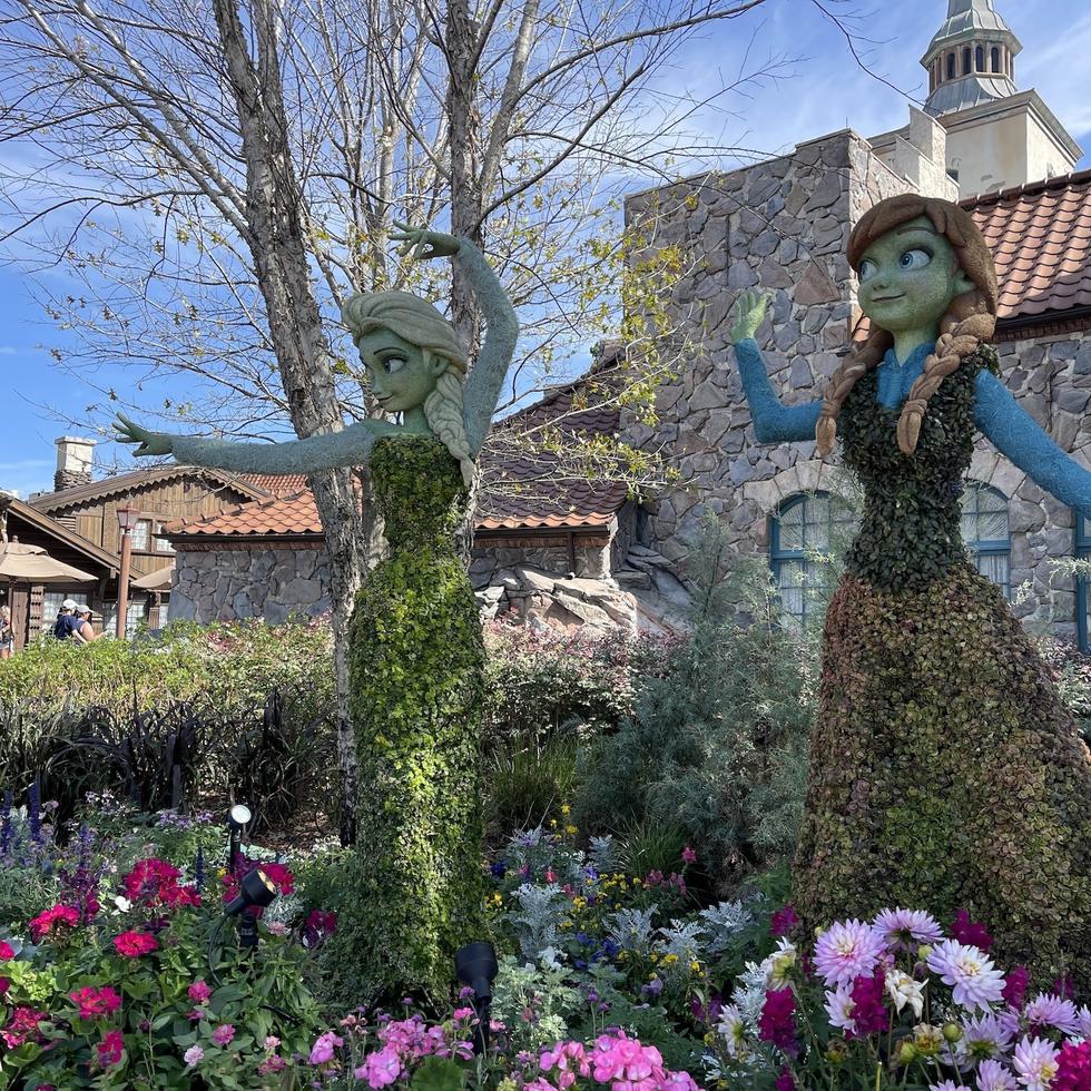 Los jardines y espacios del parque se llenan de miles de flores, árboles frutales y de vegetales, recreando la vista y haciéndose parada obligada para fotos, prácticamente desde la entrada. En la foto, Ana y Elsa de Frozen en el pabellón de Noruega.