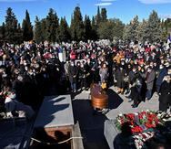 Muchos de los que asistieron este lunes al entierro en el Cementerio Civil de Madrid llevaban libros en honor a la escritora.