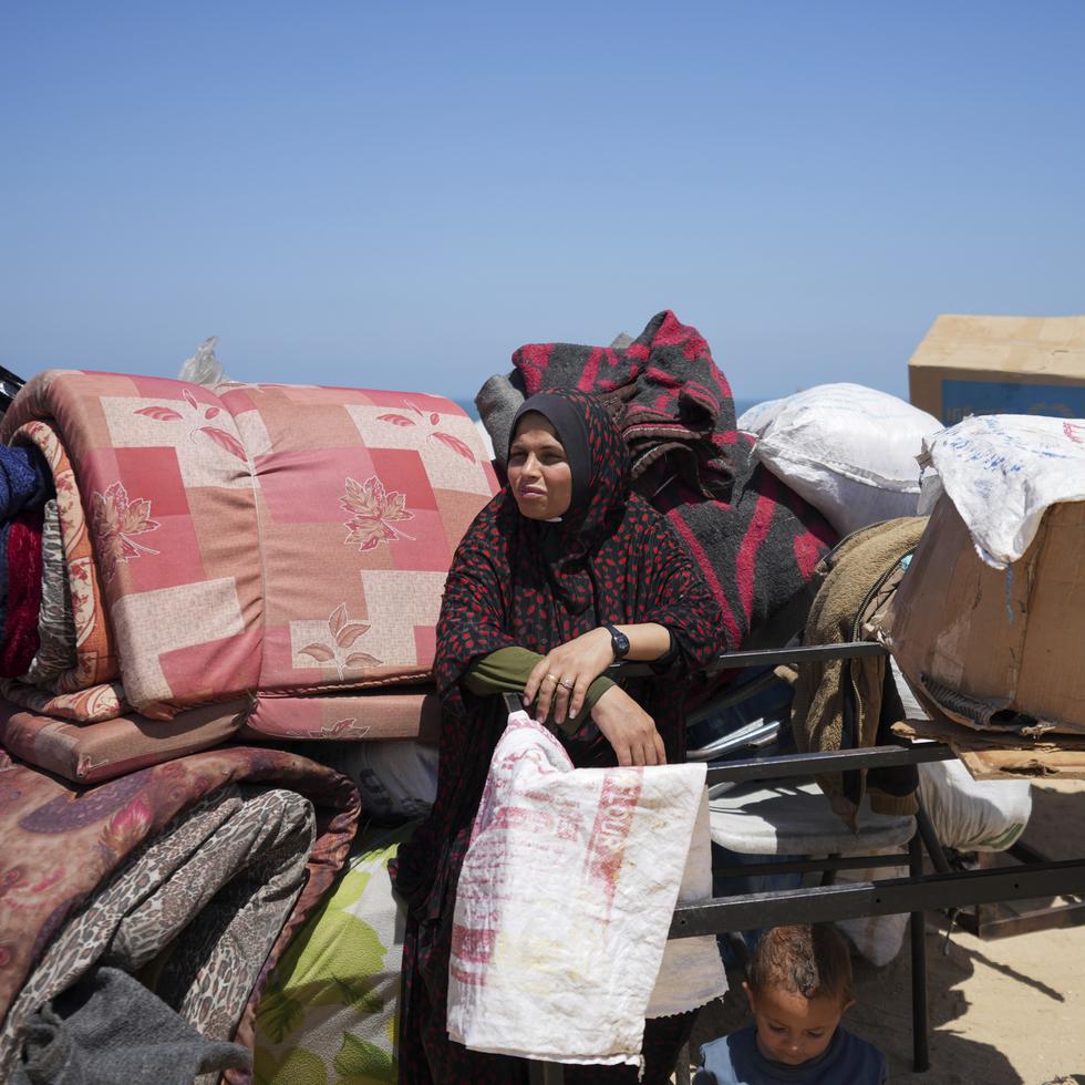 Palestinos desplazados llegan al centro de Gaza tras huir de la ciudad de Rafah.