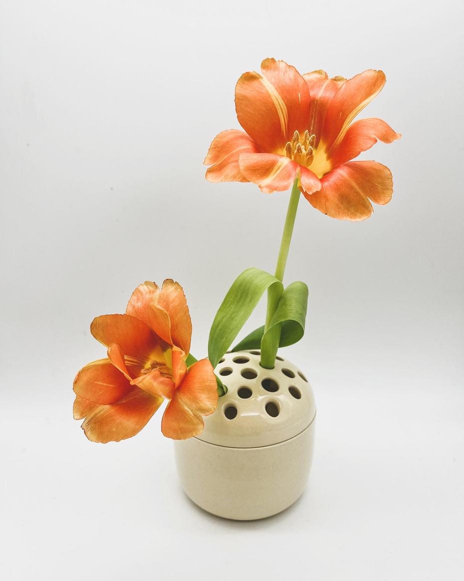Base en cerámica para flores creada por AO Studio.