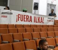 Unos 15 estudiantes entraron de forma silenciosa al anfiteatro, con una gran pancarta que leía: “¡Fuera Ilka!”.