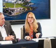El secretario del DDEC, Manuel Cidre y Ella Woger-Nieves, CEO de Invest Puerto Rico.