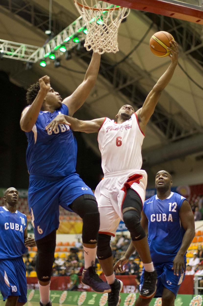 Javier Justiz (izq.) es uno de los jugadores de futuro de la selección cubana de baloncesto.