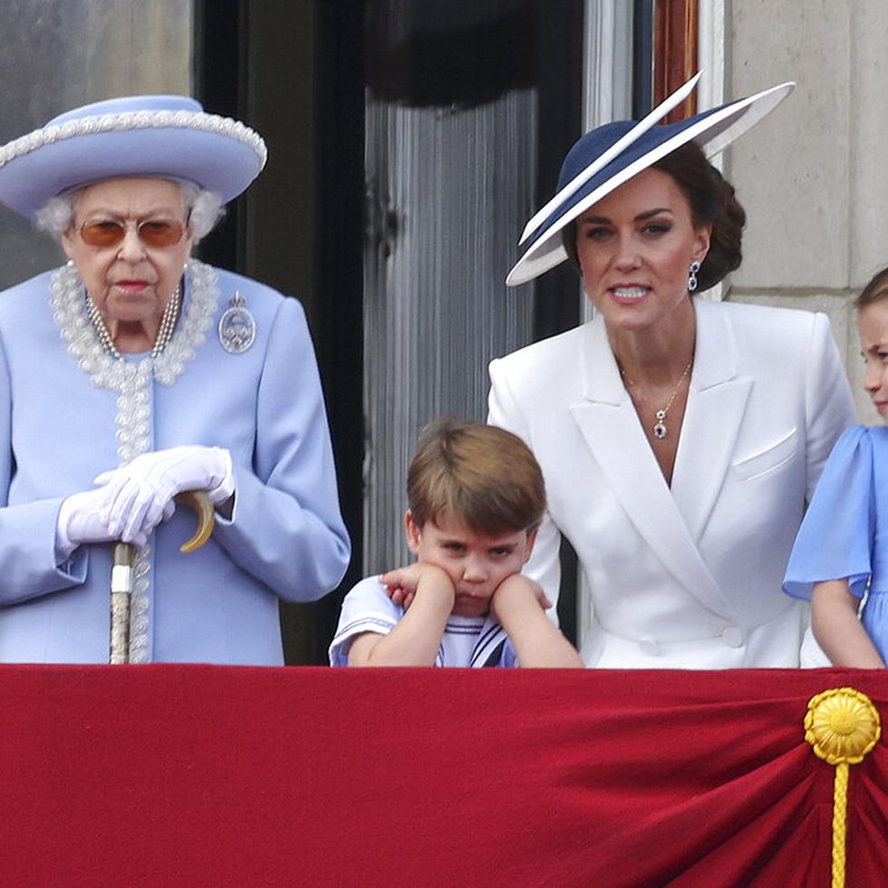 La reina Elizabeth II, el príncipe Louis, Kate, la duquesa de Cambridge y la princesa Charlotte observan el Trooping of the Colour en Londres, en una foto del 2 de junio de 2022, en el primero de cuatro días de celebraciones para conmemorar el Jubileo de Platino.