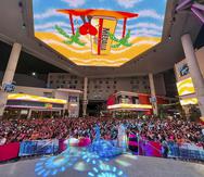 Área de la Plaza Popular repleta de los miles de fanáticos de Bad Bunny asistieron al DISTRITO T-Mobile para ver la transmisión en vivo del espectáculo que se llevó a cabo en el Coliseo de Puerto Rico José Miguel Agrelot, hace unas semanas.