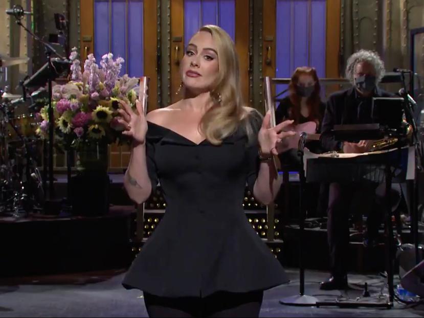 La cantante británica Adele debuta como anfitriona en el programa Saturday Night Live.