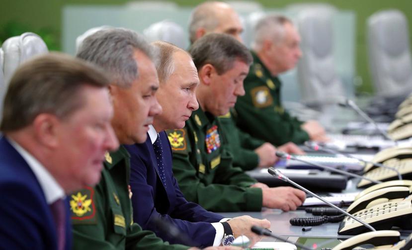 Vladimir Putin (c) y la cúpula del Ejército ruso supervisan la prueba del misil hipersónico Avangard desde la sala de control del Ministerio de Defensa en Moscú, Rusia. (AP)
