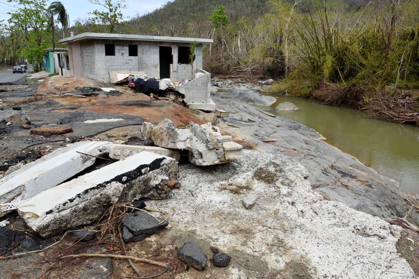 Un puente destruido en Canóvanas luego del paso del huracán María. (GFR Media)
