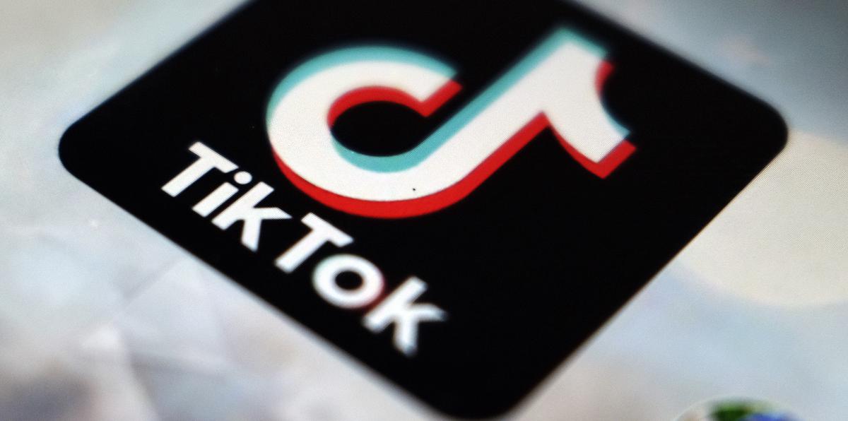 Logo de la app TikTok en un celular en Tokio.
