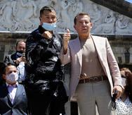 Héctor Camacho Jr. y Julio César Chávez Sr. posan durante la promoción de su combate de exhibición que se realizará en México en junio.