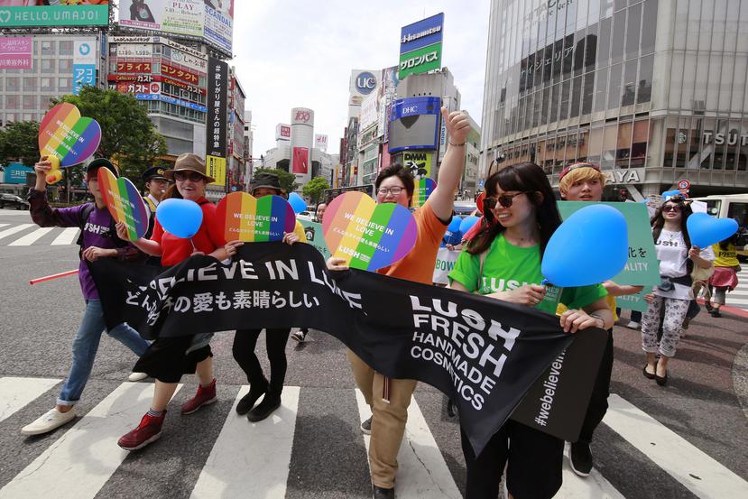 ARCHIVO - Unas personas marchan durante el desfile que celebra la comunidad LGBTQ en Tokio, Japón, el 7 de mayo de 2017.