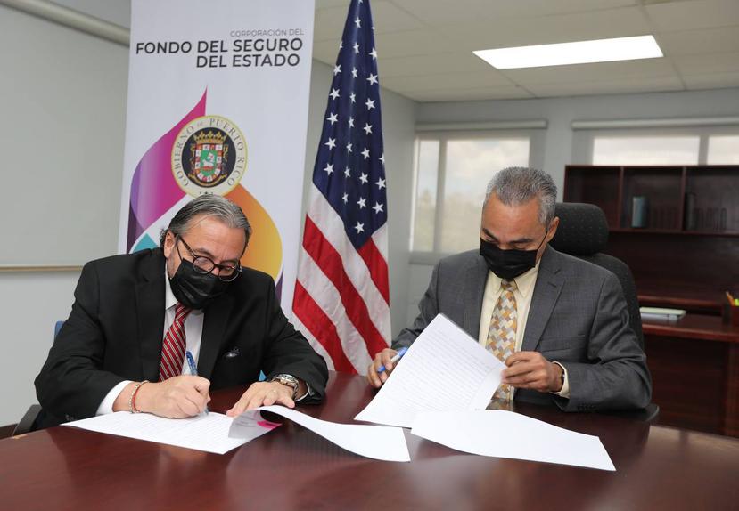 Desde la izquierda: El acuerdo fue suscrito por el director ejecutivo del Centro de Recaudación de Ingresos Municipales (CRIM), Reinaldo Paniagua Látimer, y por el administrador de la Corporación del Fondo del Seguro del Estado, Jesús Rodríguez Rosa.