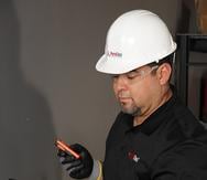 Como parte de sus responsabilidades, el técnico Raúl Santana realiza la inspección de humedad en las paredes.
