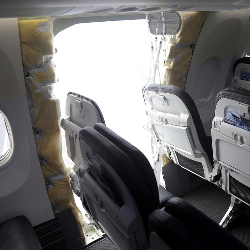 La Junta Nacional de Seguridad en el Transporte de Estados Unidos evalúan si cuatro tuercas que debían mantener el panel seguro en un avión de Alaska Airlines la semana pasada estaban en su lugar.