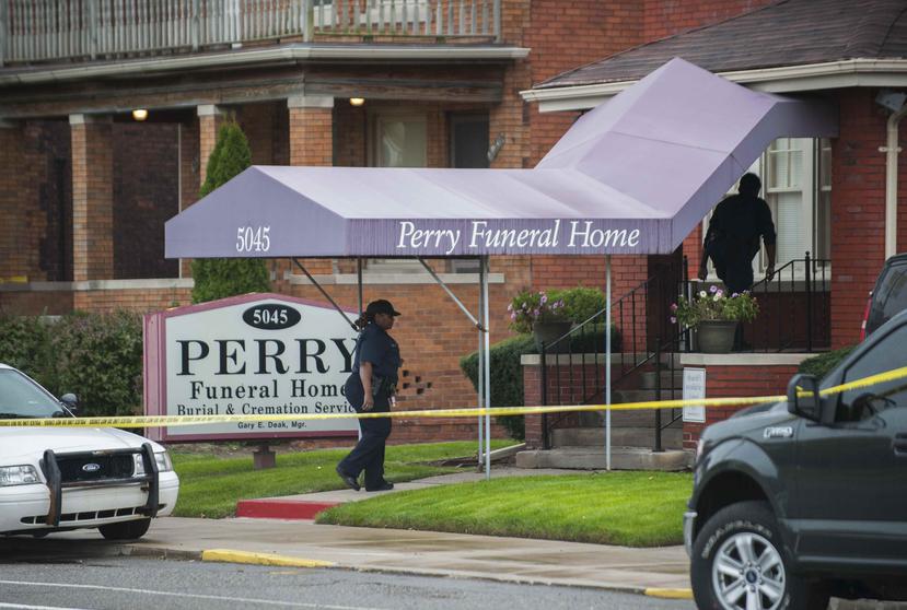 En la foto, policías catean la Funeraria Perry en Detroit. (AP)