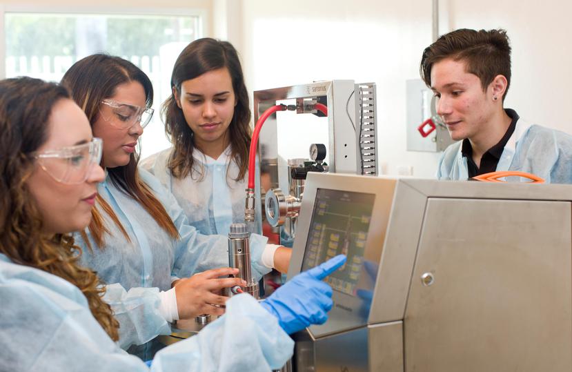 La empresa biomédica emplea a estudiantes graduados de Química, Ingeniería y Biotecnología, entre otros.
