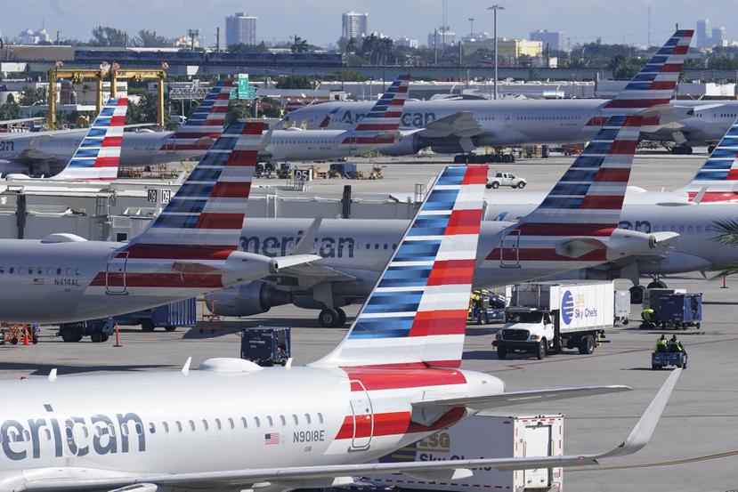 Según el Departamento de Transporte de Estados Unidos, su investigación reveló que de 2018 a 2021, American Airlines mantuvo 43 vuelos nacionales varados en tierra durante al menos tres horas sin darles a los pasajeros la oportunidad de descender.