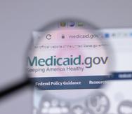El programa Medicaid ofrece cubierta médica a personas de escasos recursos.