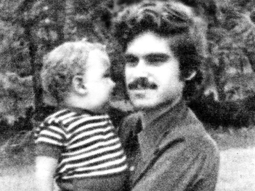 Carlos Muñiz Varela (en la foto con su hijo) fue ejecutado el 28 de abril de 1979. (Archivo)