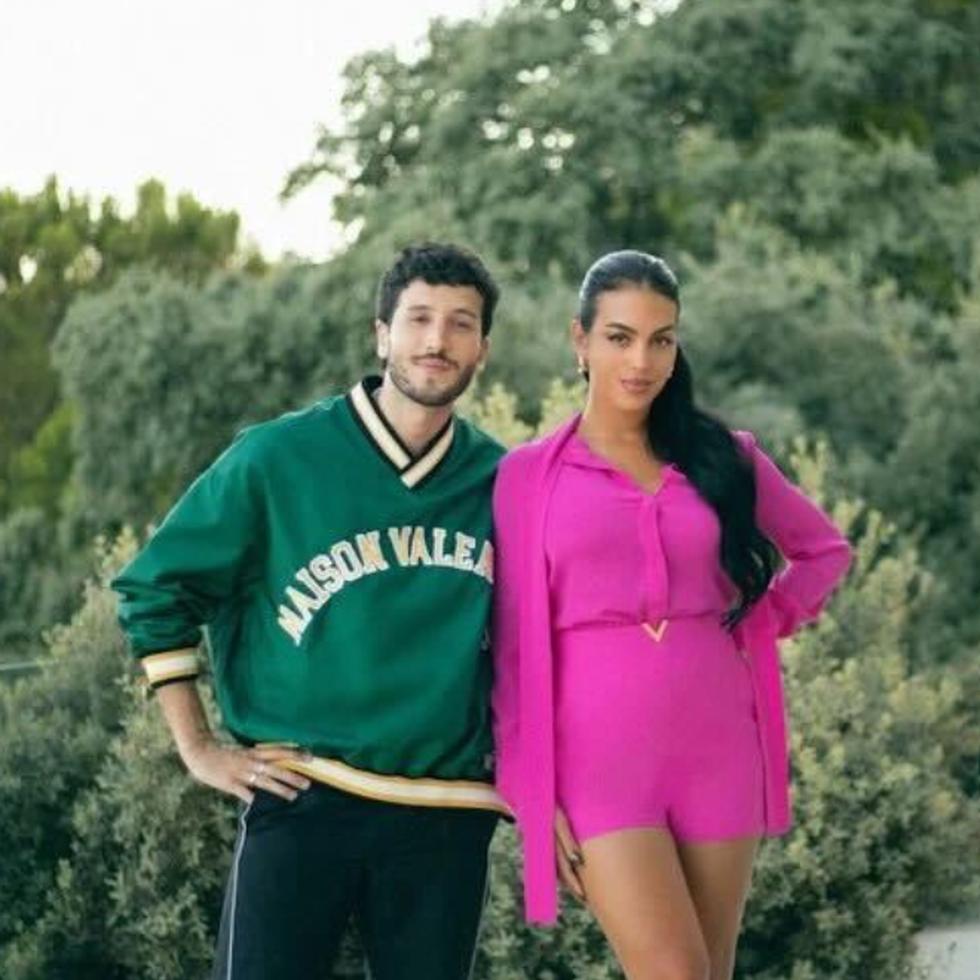 Sebastian Yatra, junto a la modelo con nacionalidad española y argentina, Georgina Rodríguez, quien es la protagonista en el vídeo musical de "Energía Bacana".