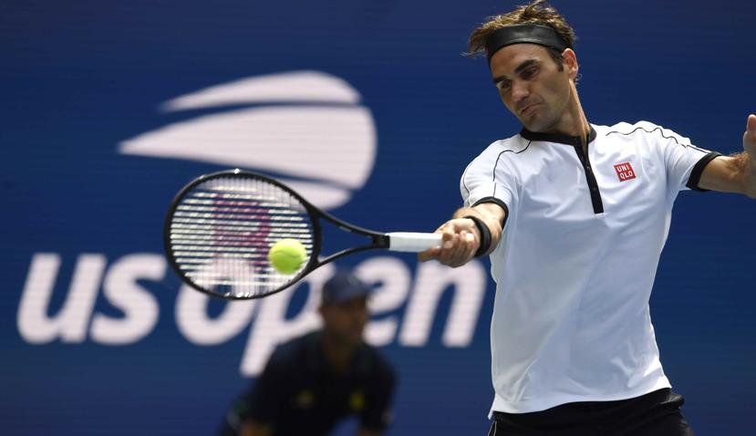 Roger Federer, de Suiza, devuelve un tiro a David Goffin, de Bélgica, durante la cuarta ronda del torneo de tenis US Open. (AP/Sarah Stier)