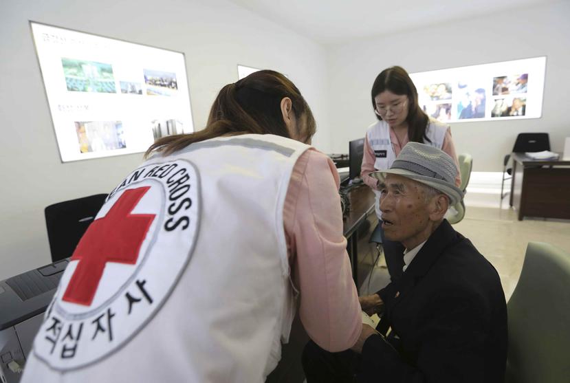 El surcoreano Yoo Gi-jin, de 93 años y quien vive en Corea del Norte, llena los documentos para reencontrarse con su familia en Corea del Sur. (AP)