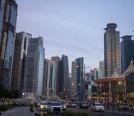 Una vista de hoteles y otros edificios en el área de West Bay en Doha, Catar.
