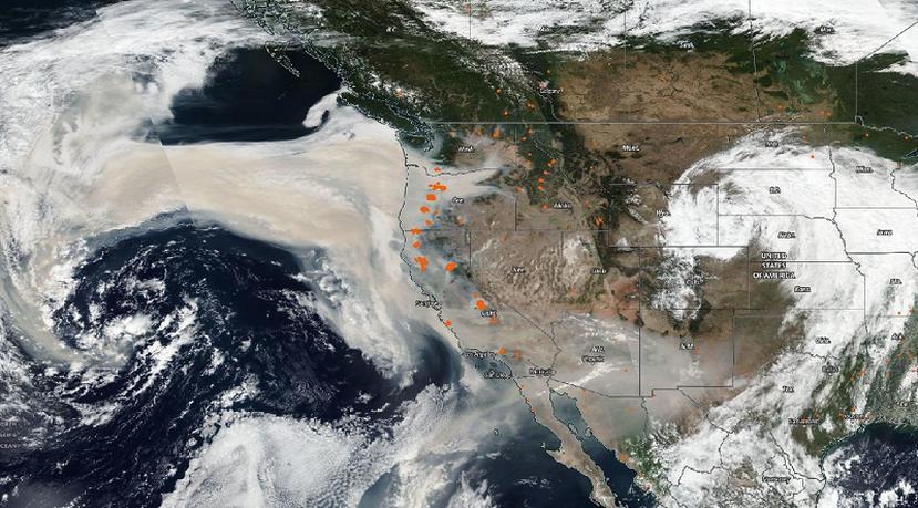 Imagen de Satélite de la NOAA que demuestra el humo y los fuegos en el oeste de Estados Unidos.