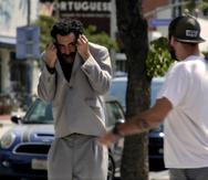 Fotograma cedido por Amazon Studios donde aparece el actor  Sacha Baron Cohen en el papel de Borat, durante una escena de la secuela que estrenó hoy.