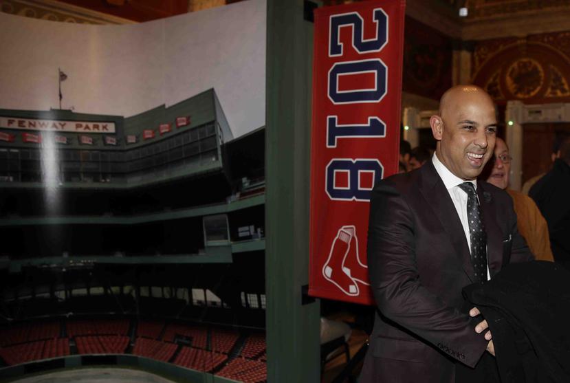 El manager de los Medias Rojas de Boston, el puertorriqueño Alex Cora, sonríe mientras camina por la carpeta roja previo a la premier de "The 2018 World Series: Damage Done". (AP)