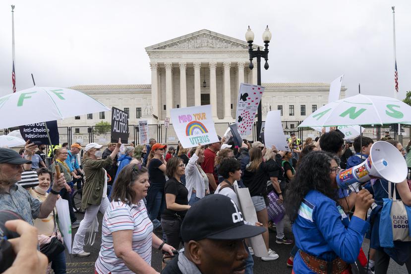 En la capital, la marcha concentró a miles de personas que partieron del obelisco de Washington en dirección a la sede del Tribunal Supremo, foco de varias protestas en las últimas semanas.