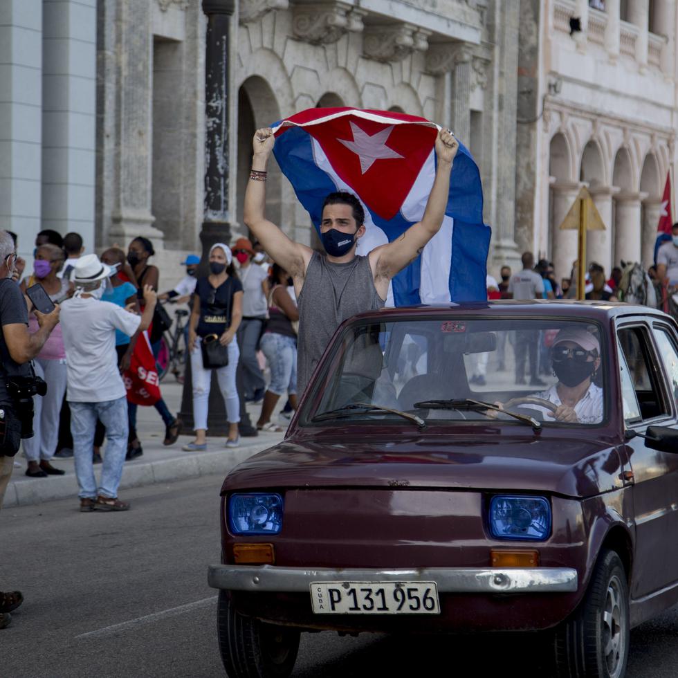 Simpatizantes del gobierno cubano portan banderas cubanas como parte de una caravana "por el amor, la paz y la solidaridad", organizada por la Unión de Jóvenes Comunistas en La Habana, Cuba, el jueves 5 de agosto de 2021.