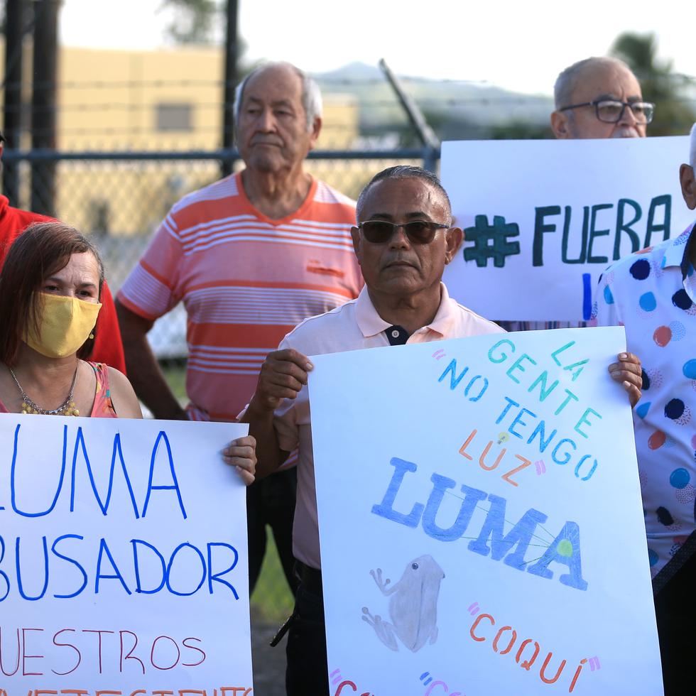 Algunos de los que se expresaron en la protesta en Cayey fueron Juan Torres (atrás con camisa de rayas), Silvia Torres (con mascarilla amarilla) y Edwin Rodríguez (con mascarilla negra).