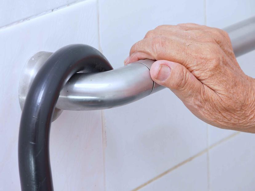 Los especialistas identifican al baño como el ambiente más peligroso de la casa para un adulto mayor. (Shutterstock)