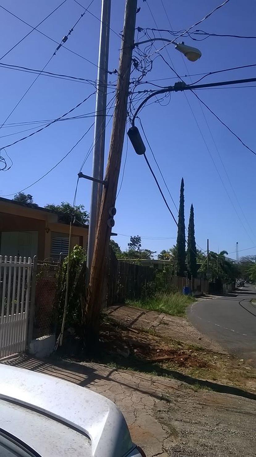 Vecinos radicaron una querella en la AEE para que remuevan el poste de luz pero el poste continúa allí. (Suministrada)
