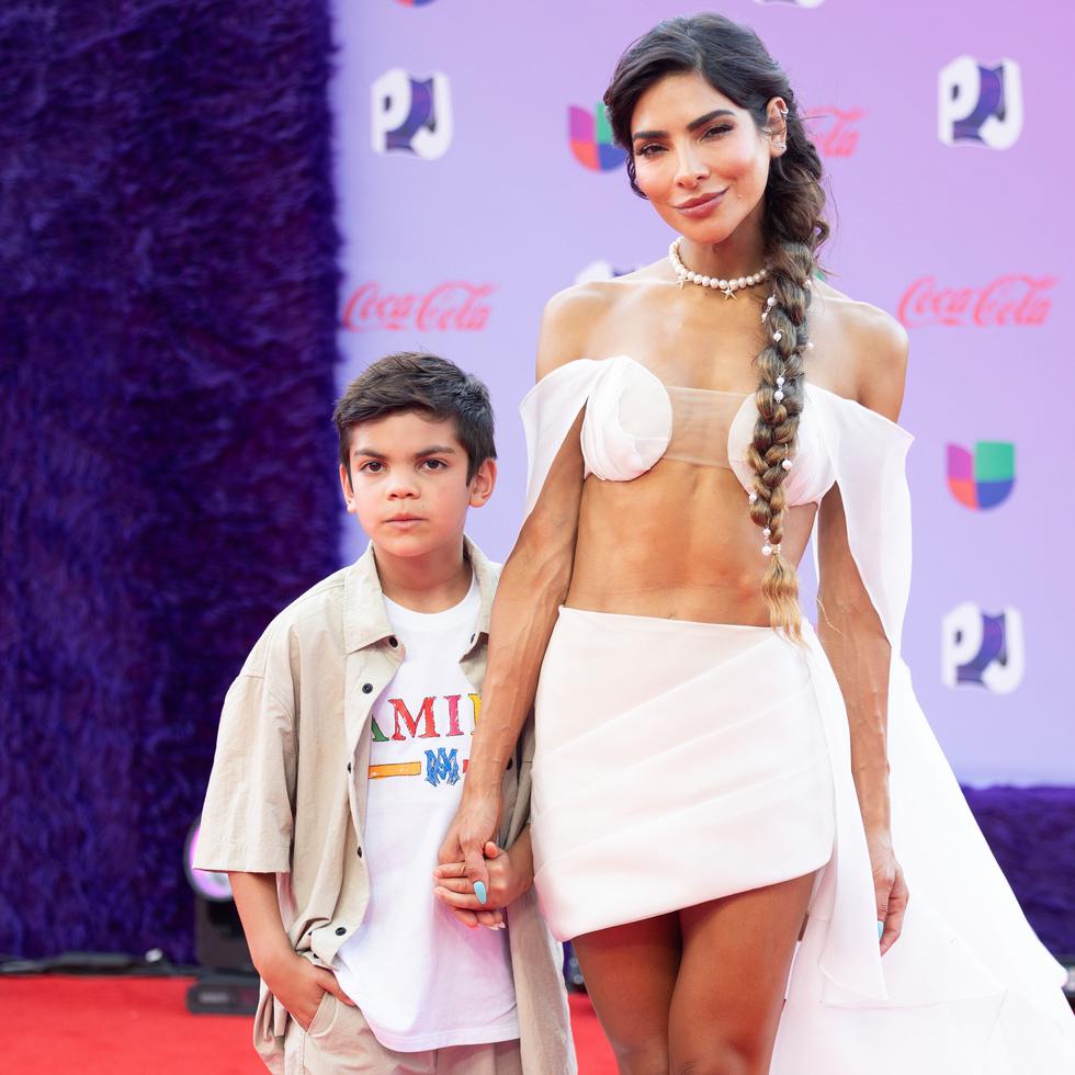 Alejandra Espinoza y su hijo, Mateo Marrero en la más reciente edición de Premios Juventud.