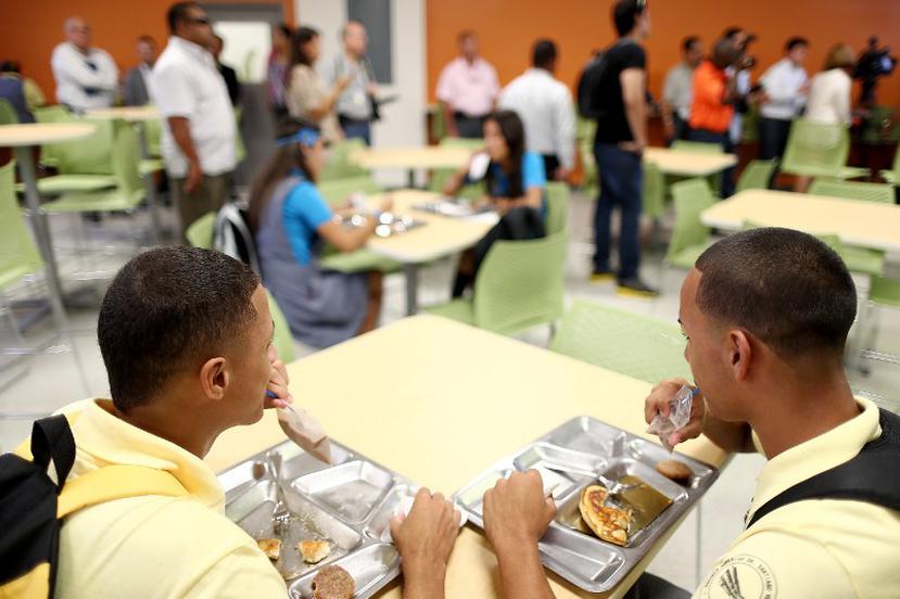 Los estudiantes disfrutan del primer desayuno en el comedor escolar de la escuela para el Siglo 21 Dr. Santiago Veve Calzada de Fajardo. (jose.madera@gfrmedia.com)