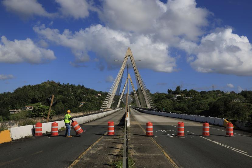 Al momento, el puente atirantado de Naranjito se mantiene cerrado debido a vicios de construcción.