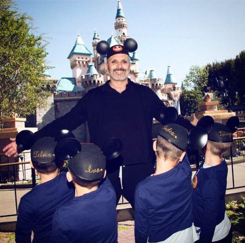 En abril de 2017 Miguel Bosé publicó en sus redes sociales esta foto junto a los cuatro niños que ha identificado como sus hijos. (Instagram)