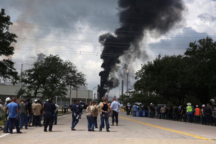 Trabajadores fueron desalojados de Exxon Mobil tras el incendio en la planta Baytown Olefins. (AP)
