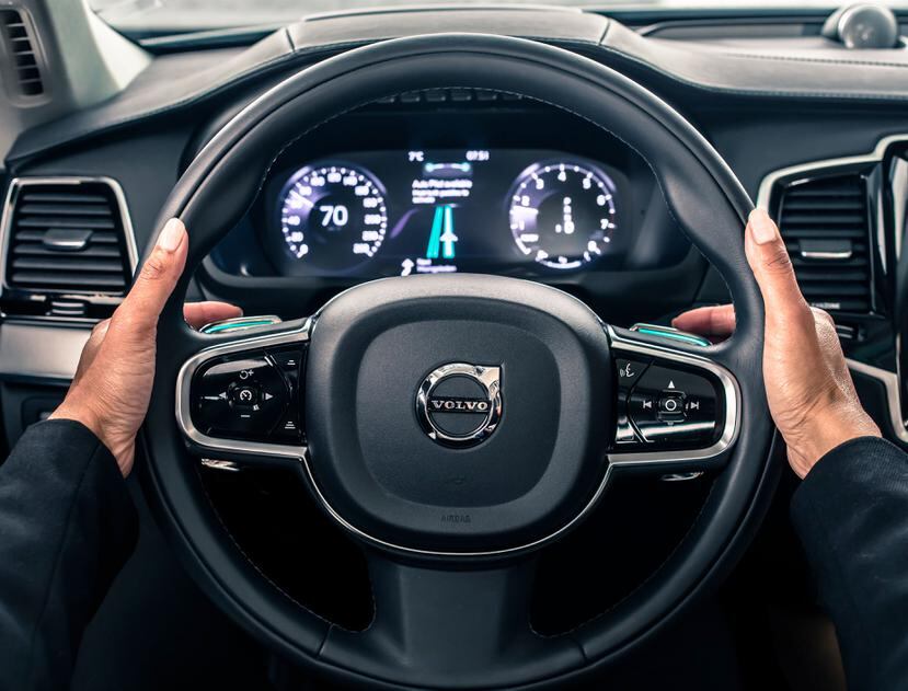 Ejemplo de la interface de la tecnología IntelliSafe Auto Pilot en los carros de la marca Volvo.