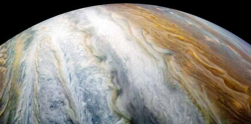 Las evidencias recientes recogidas por la sonda Juno de la NASA indican que estas corrientes en chorro llegan a una profundidad de 3,000 kilómetros por debajo de las nubes de Júpiter. (NASA)