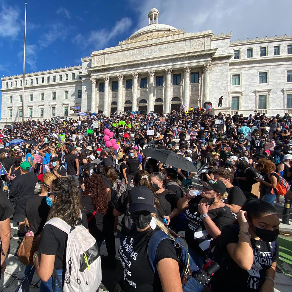Cientos de maestros se manifestaron el pasado viernes frente al Capitolio a exigir justicia salarial.
