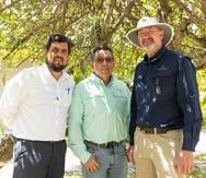 De izquierda a derecha Javier González, Agrónomo y Superintendente de Landscaping, Carlos Ruiz, Biólogo, Bobby Pennock, Arquitecto paisajista y Director de Agronomía