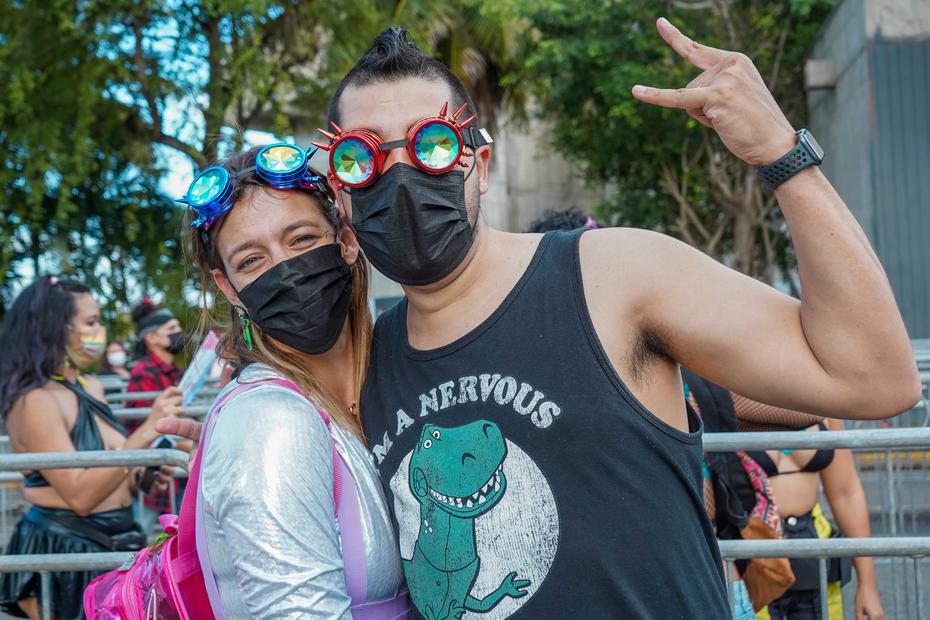 Comfortable and with masks, this couple came to have a good time during the event.