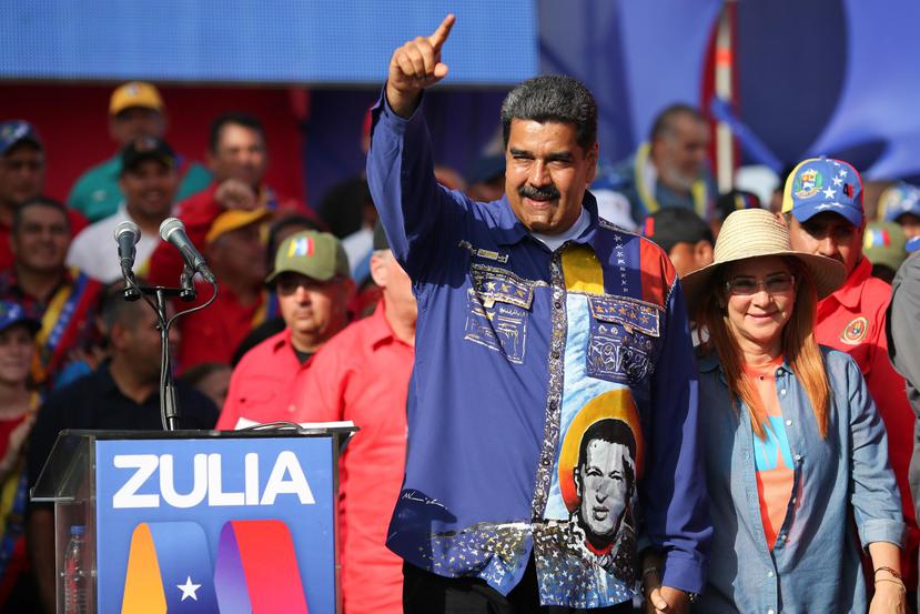 Nicolás Maduro (c), y su esposa, Cilia Flores (d), mientras participan en un acto de campaña en Maracaibo, Venezuela (EFE/Prensa de Miraflores).