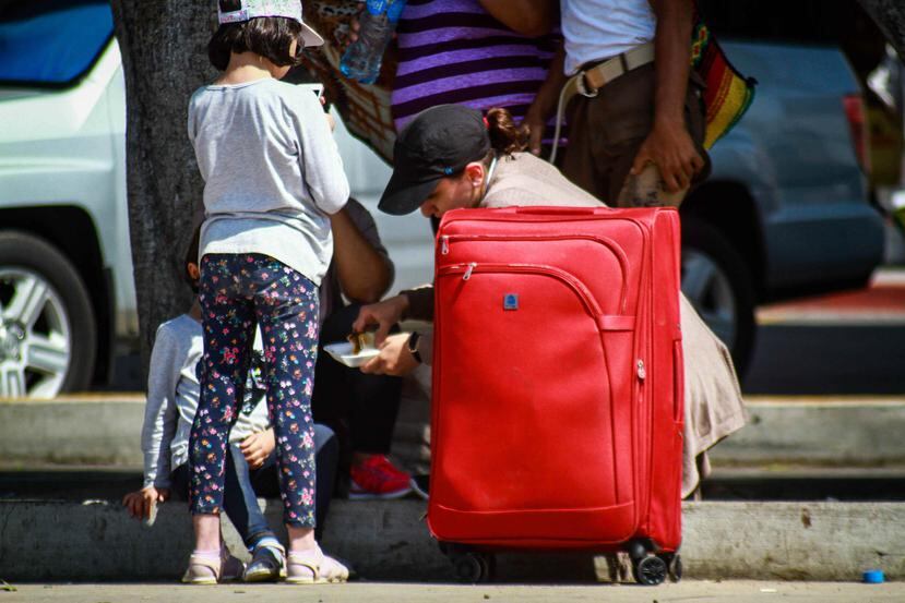 Familias inmigrantes esperan poder ingresar a Estados Unidos luego de su arribo a Tijuana, estado de Baja California, México. (EFE)