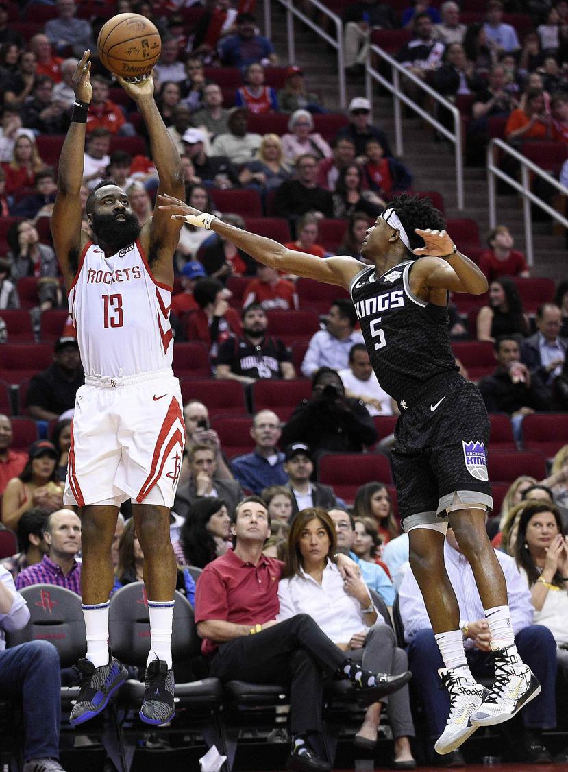 James Harden de los Rockets de Houston dispara un triple ante los Kings de Sacramento. (AP)